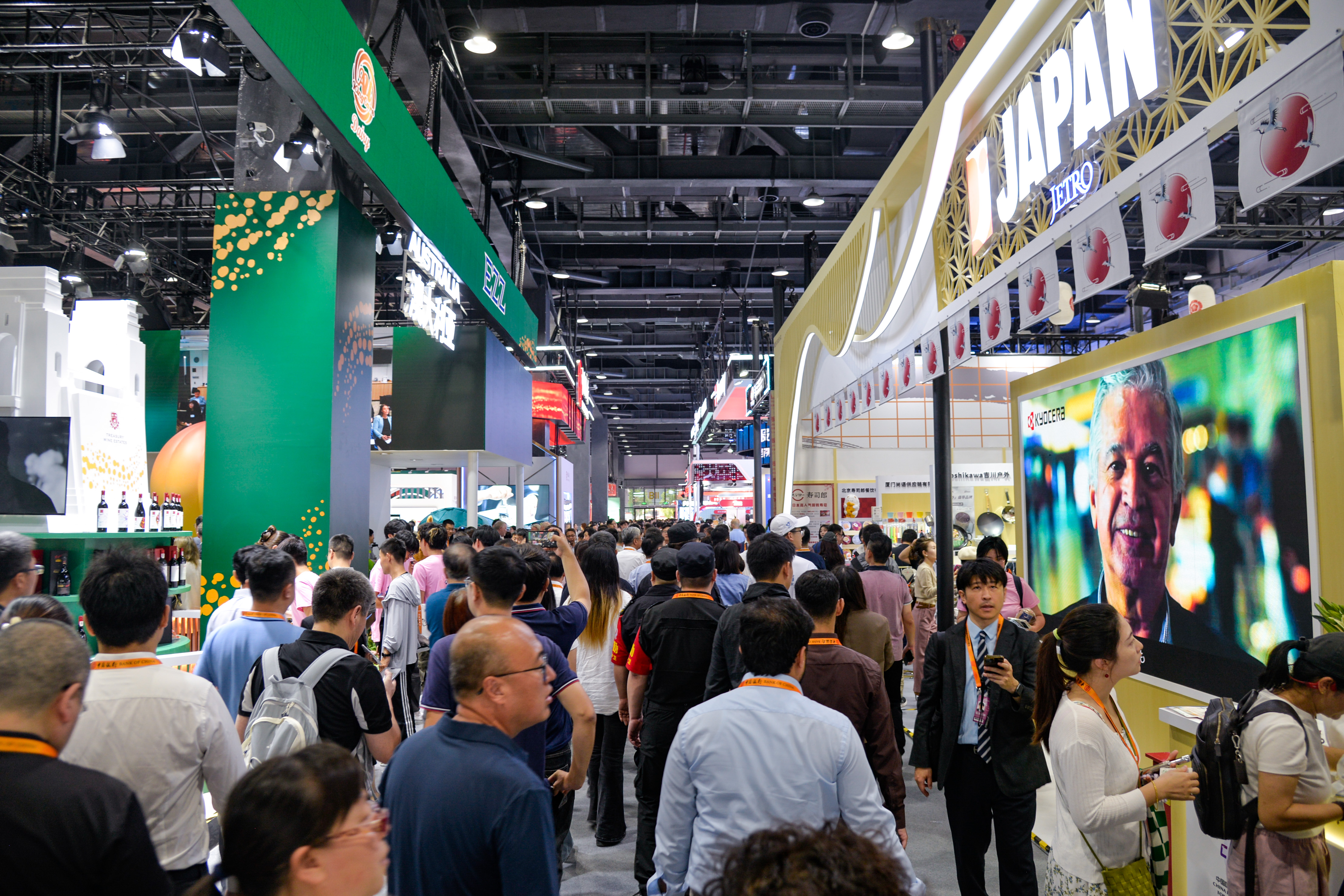 holding-high-the-banner-of-opening-up-and-leading-trade-in-services-beijing-is-setting-a-new-benchmark-for-opening-up-the-chinese-services-sector-through-the-lens-of-ciftis-captionthis-photo-taken-1.jpg