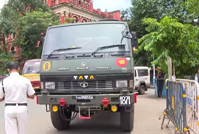 kolkata-police-blocks-military-truck-amid-tension-with-the-army-investigations-underway.png