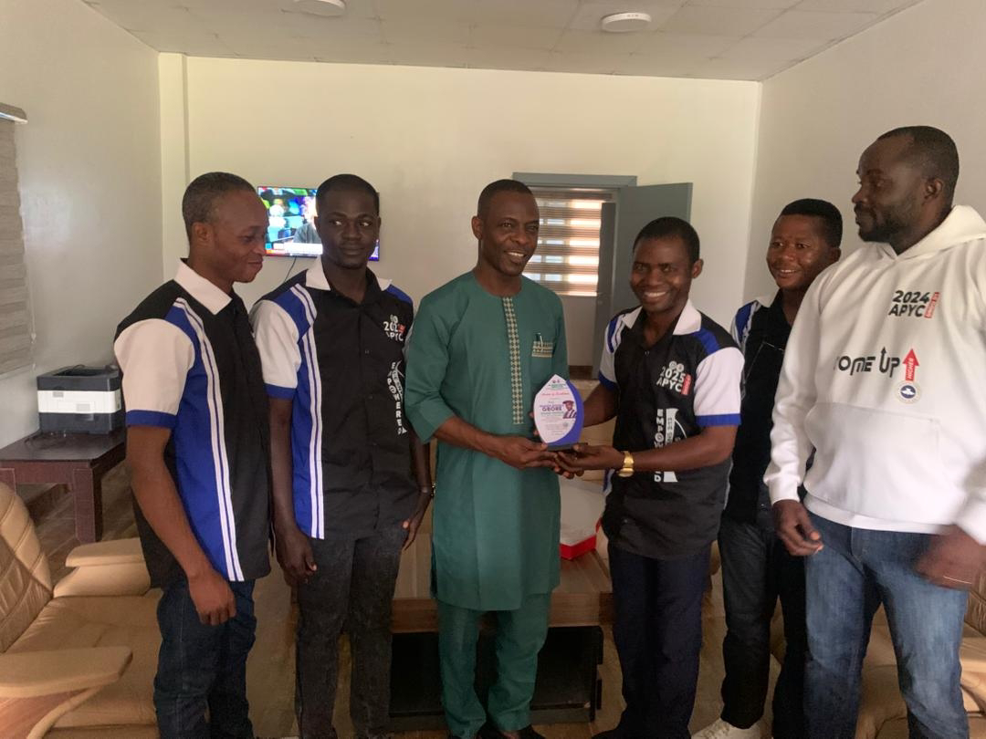 smu-vc-bags-award-pledges-more-commitment.jpg